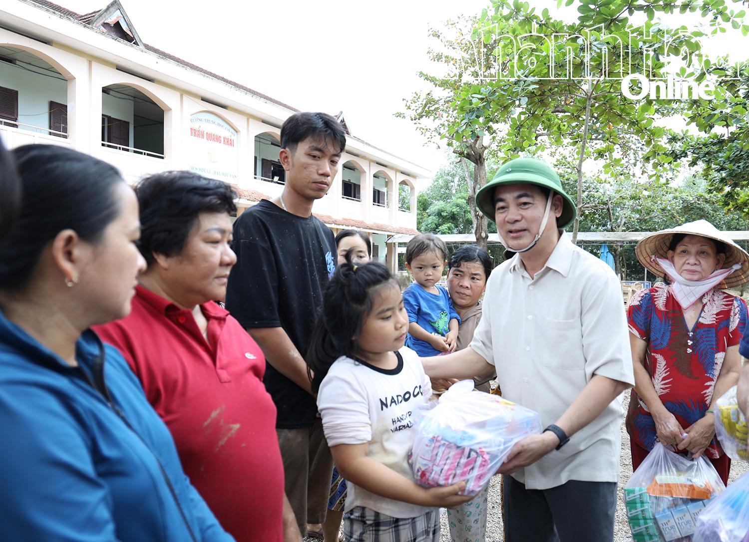 Bí thư Tỉnh ủy Nghiêm Xuân Thành kiểm tra công tác khắc phục hậu quả mưa lũ tại các địa phương