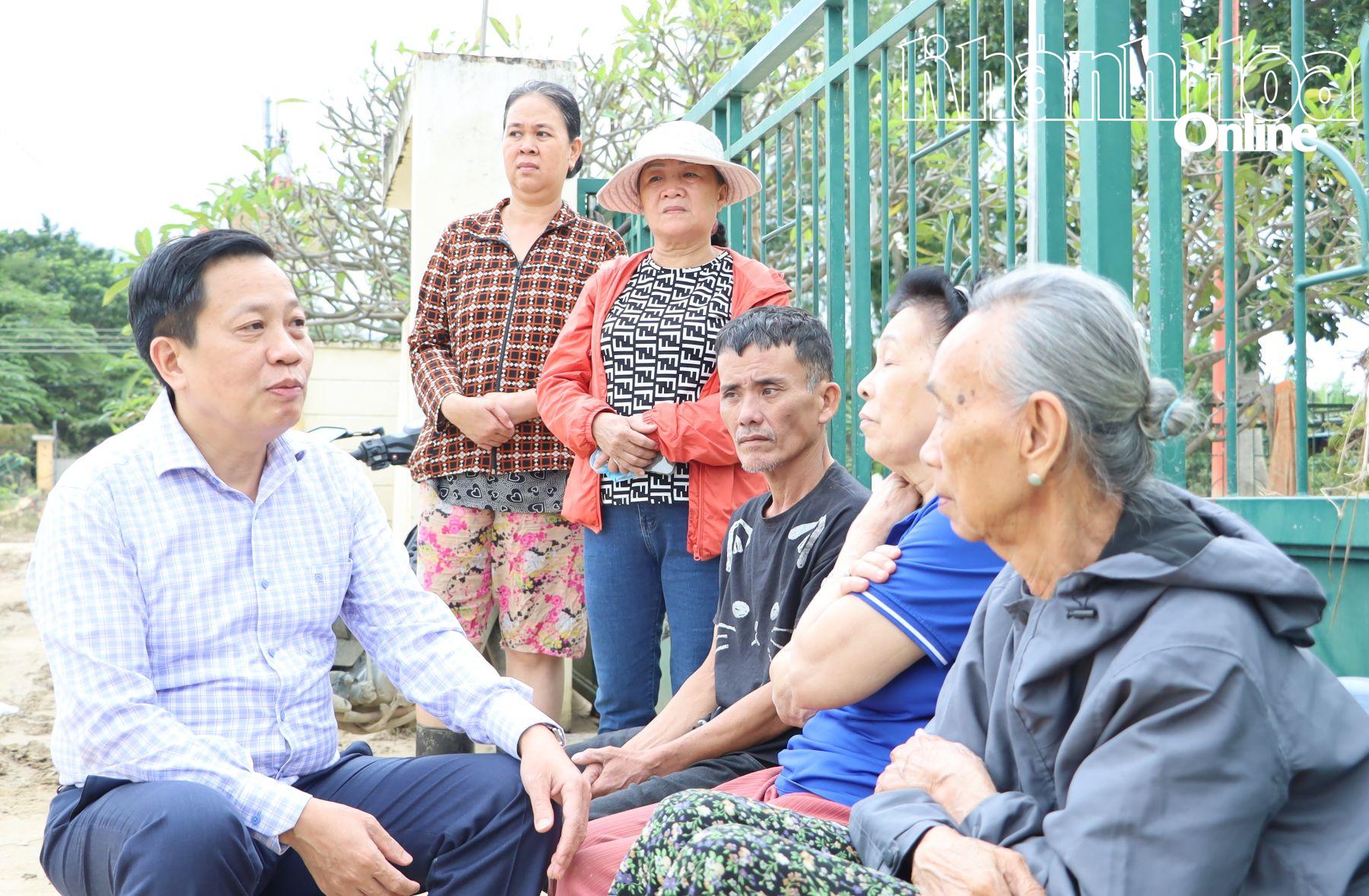 Phó Chủ nhiệm Ủy ban Kiểm tra Trung ương Hà Quốc Trị thăm, tặng quà các hộ dân bị ảnh hưởng mưa lũ