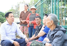 Phó Chủ nhiệm Ủy ban Kiểm tra Trung ương Hà Quốc Trị thăm, tặng quà các hộ dân bị ảnh hưởng mưa lũ