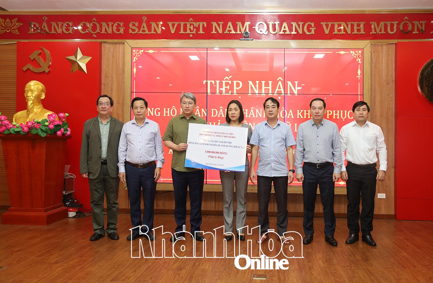 Các đồng chí nguyên lãnh đạo tỉnh vận động hỗ trợ tỉnh Khánh Hòa 5 tỷ đồng khắc phục hậu quả thiên tai