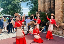 Phát huy giá trị di sản văn hóa gắn với phát triển du lịch bền vững