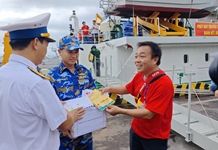 Ấm áp những lá thư nhắn gửi Trường Sa