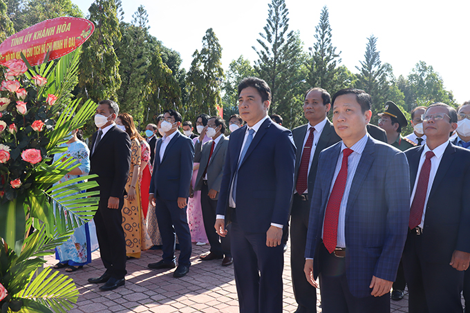 Dâng hương, dâng hoa tưởng nhớ công lao của Bác Hồ vĩ đại