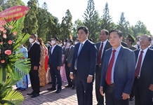 Dâng hương, dâng hoa tưởng nhớ công lao của Bác Hồ vĩ đại