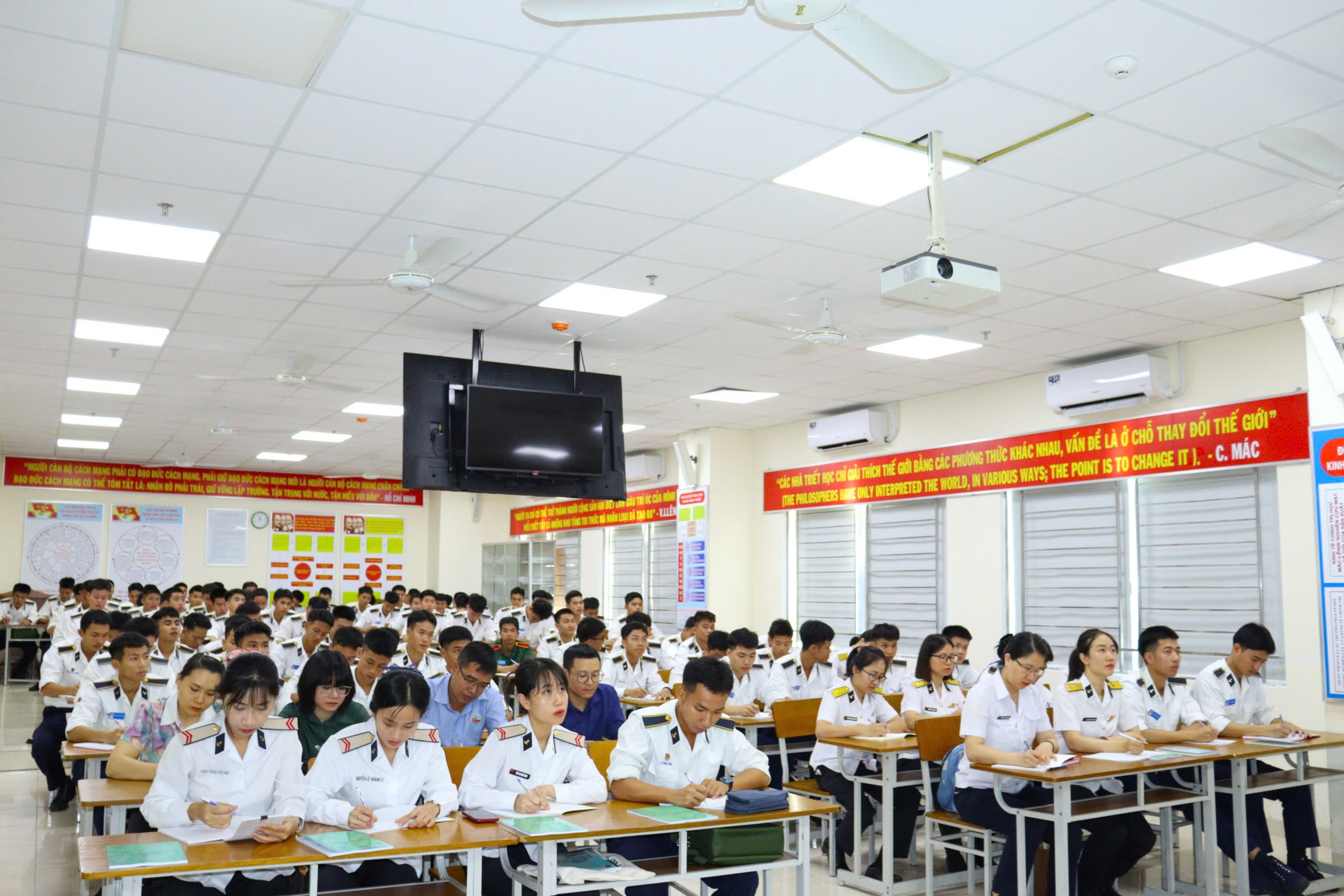 Học viện Hải quân bồi dưỡng lý luận chính trị cho đảng viên mới và đối tượng kết nạp đảng