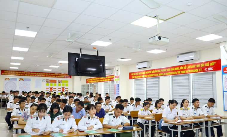 Học viện Hải quân bồi dưỡng lý luận chính trị cho đảng viên mới và đối tượng kết nạp đảng