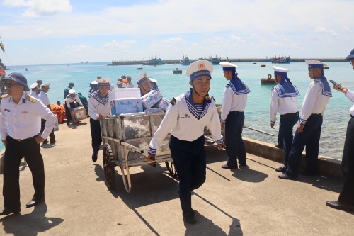 Trường Sa kiên cường nơi đầu sóng - Kỳ 3: Chung tấm lòng hướng về biển, đảo thiêng liêng