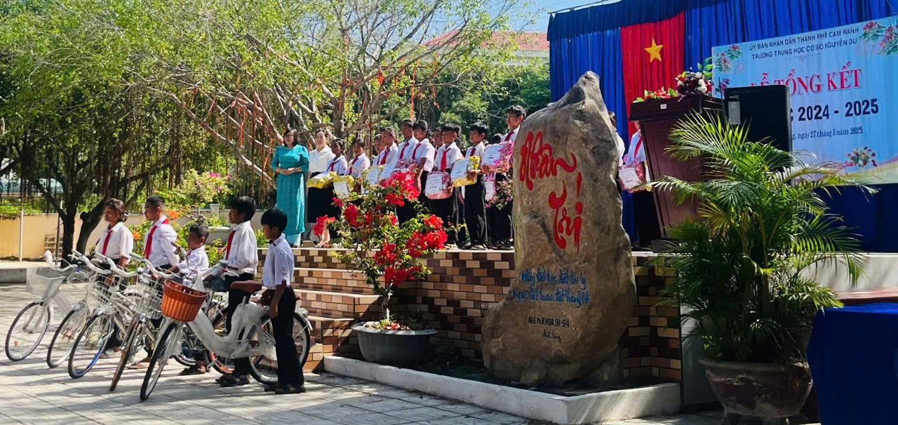 Kho 858, Cục Hậu cần - Kỹ thuật Hải quân tặng quà các em học sinh nghèo 