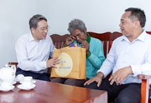 Bí thư Tỉnh ủy Nguyễn Hải Ninh thăm, tặng quà gia đình người có công ở huyện Khánh Vĩnh