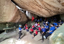 Đoàn viên, học sinh trải nghiệm tìm hiểu Khu căn cứ cách mạng Đồng Bò