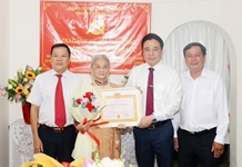 Phó Bí thư Thường trực Tỉnh ủy Nguyễn Khắc Toàn trao Huy hiệu 75 năm tuổi Đảng cho 2 đảng viên tiêu biểu ở Nha Trang