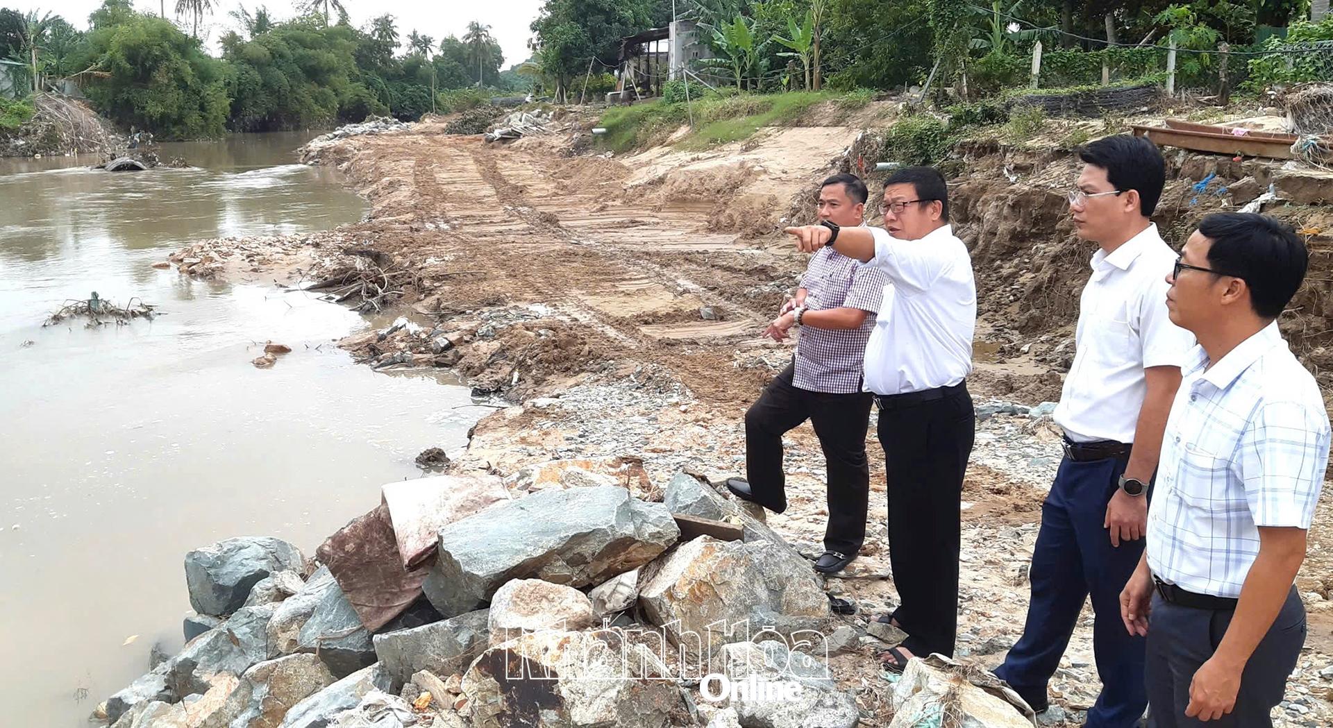 Trưởng Ban Tuyên giáo và Dân vận Tỉnh ủy Võ Hoàn Hải kiểm tra công tác phòng, chống bão và khắc phục thiệt hại do mưa lũ