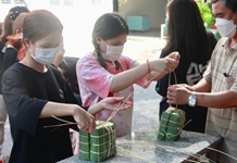 Sinh viên Lào trải nghiệm Tết Việt