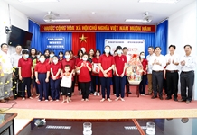 Chủ tịch UBND tỉnh Nguyễn Tấn Tuân thăm, tặng quà tại Trung tâm Bảo trợ xã hội thị xã Ninh Hòa