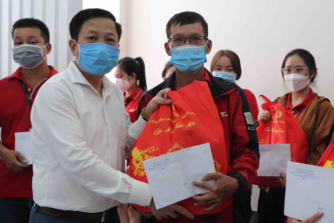 Ông Hà Quốc Trị tặng quà cho người lao động có hoàn cảnh khó khăn