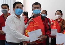 Ông Hà Quốc Trị tặng quà cho người lao động có hoàn cảnh khó khăn