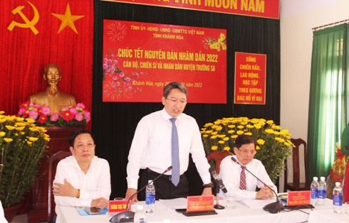 Lãnh đạo tỉnh Khánh Hòa chúc Tết quân và dân huyện Trường Sa