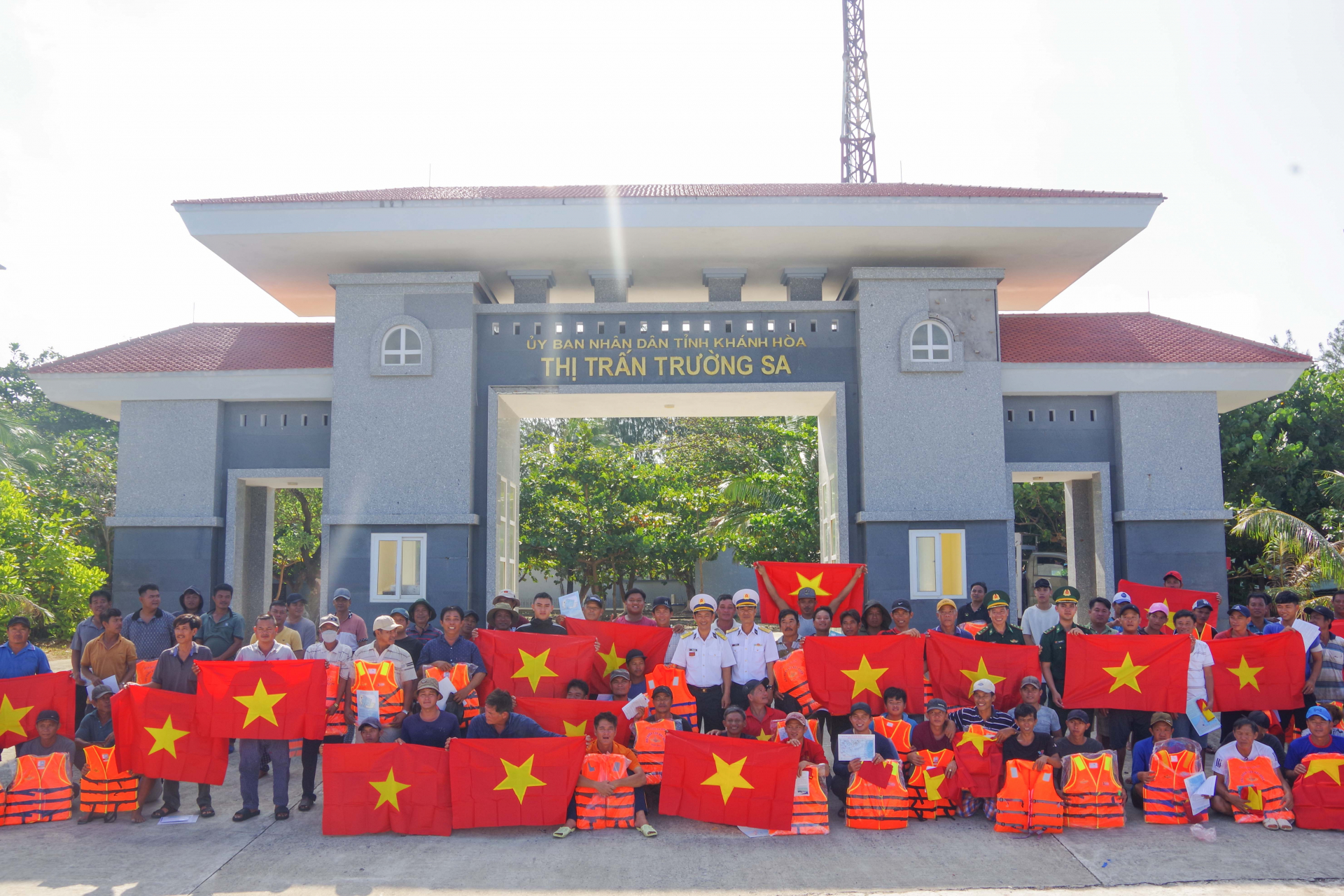 Tuyên truyền, phổ biến pháp luật về khai thác thủy sản cho ngư dân tại Trường Sa