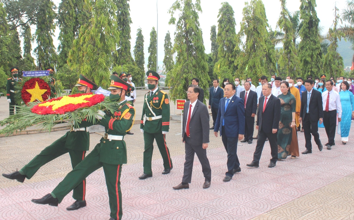 Lãnh đạo tỉnh Khánh Hòa viếng Nghĩa trang liệt sĩ Hòn Dung