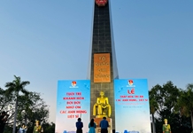 Tuổi trẻ Khánh Hòa thắp nến tri ân nhân kỷ niệm 50 năm Giải phóng miền Nam tại nghĩa trang liệt sĩ Hòn Dung