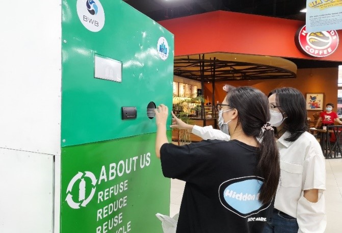 Sinh viên chế tạo máy thu gom rác thông minh