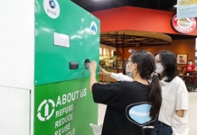 Sinh viên chế tạo máy thu gom rác thông minh