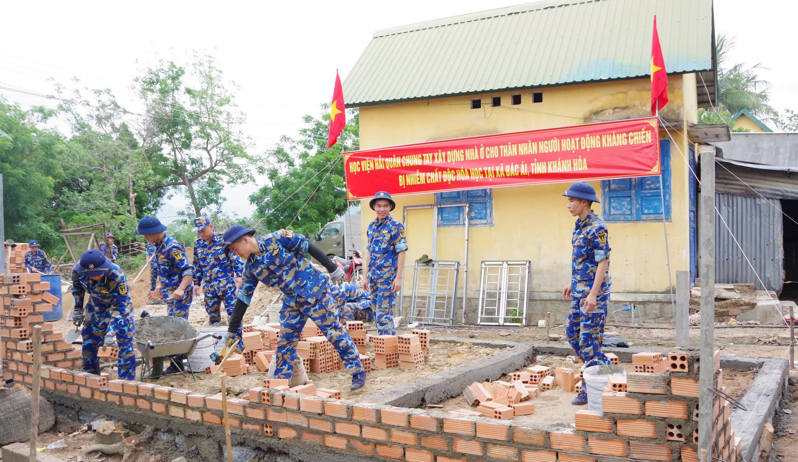 Hơn 30 học viên Học viện Hải quân tạm gác việc học tập chung tay xây dựng nhà ở cho gia đình chính sách