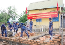 Hơn 30 học viên Học viện Hải quân tạm gác việc học tập chung tay xây dựng nhà ở cho gia đình chính sách