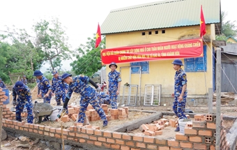 Hơn 30 học viên Học viện Hải quân tạm gác việc học tập chung tay xây dựng nhà ở cho gia đình chính sách