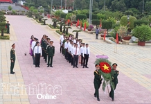 Lãnh đạo tỉnh Khánh Hòa đặt vòng hoa, dâng hương viếng Nghĩa trang liệt sĩ Cà Đú