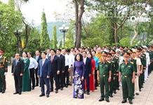 Lãnh đạo tỉnh Khánh Hòa đặt vòng hoa, dâng hương viếng Nghĩa trang liệt sĩ Hòn Dung