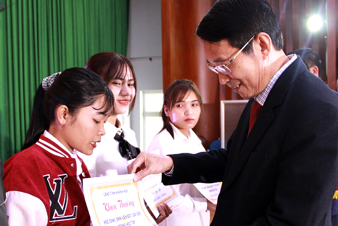 Chăm lo cho học sinh, sinh viên dân tộc thiểu số
