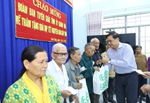 Đồng chí Lê Hữu Thọ trao tặng quà Tết cho gia đình chính sách, hộ nghèo, hộ có hoàn cảnh đặc biệt khó khăn xã Liên Sang