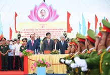 Chủ tịch nước Nguyễn Xuân Phúc dự Lễ thượng cờ thống nhất non sông