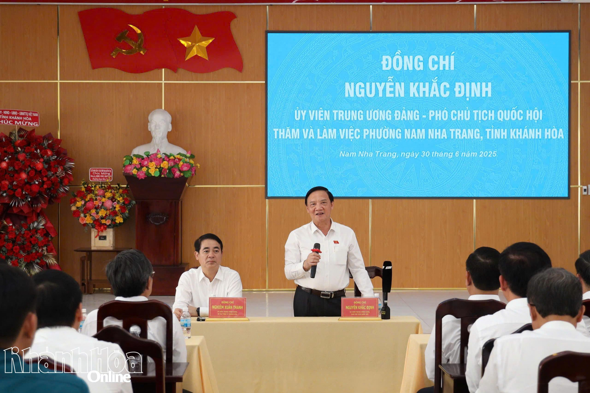 Phó Chủ tịch Thường trực Quốc hội Nguyễn Khắc Định thăm, động viên cán bộ, công chức phường Nam Nha Trang và phường Bắc Cam Ranh