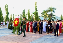 Đoàn đại biểu dự Đại hội MTTQVN tỉnh viếng nghĩa trang liệt sĩ Hòn Dung