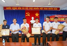 Chủ tịch UBND tỉnh Nguyễn Tấn Tuân chúc mừng Câu lạc bộ bóng đá Khánh Hòa