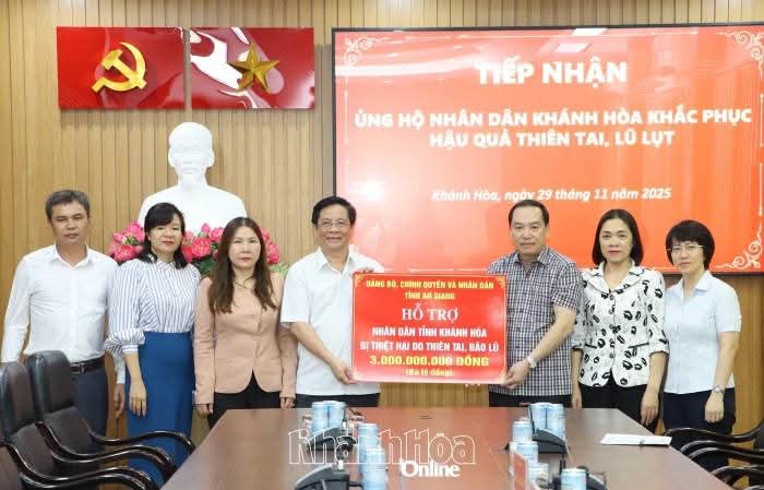 Đồng chí Hồ Văn Mừng - Phó Bí thư Tỉnh ủy, Chủ tịch UBND tỉnh An Giang trao hỗ trợ cho tỉnh Khánh Hòa