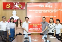 Đồng chí Hồ Văn Mừng - Phó Bí thư Tỉnh ủy, Chủ tịch UBND tỉnh An Giang trao hỗ trợ cho tỉnh Khánh Hòa