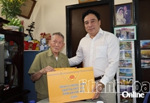Phó Bí thư Thường trực Tỉnh ủy Nguyễn Khắc Toàn thăm, tặng quà cán bộ lão thành cách mạng tại TP. Nha Trang