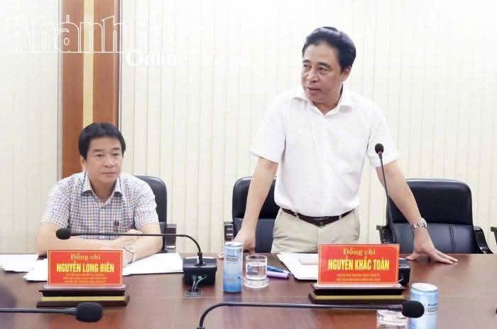 Phó Bí thư Thường trực Tỉnh ủy Nguyễn Khắc Toàn làm việc với Tiểu ban Tổ chức phục vụ Đại hội Đảng bộ tỉnh