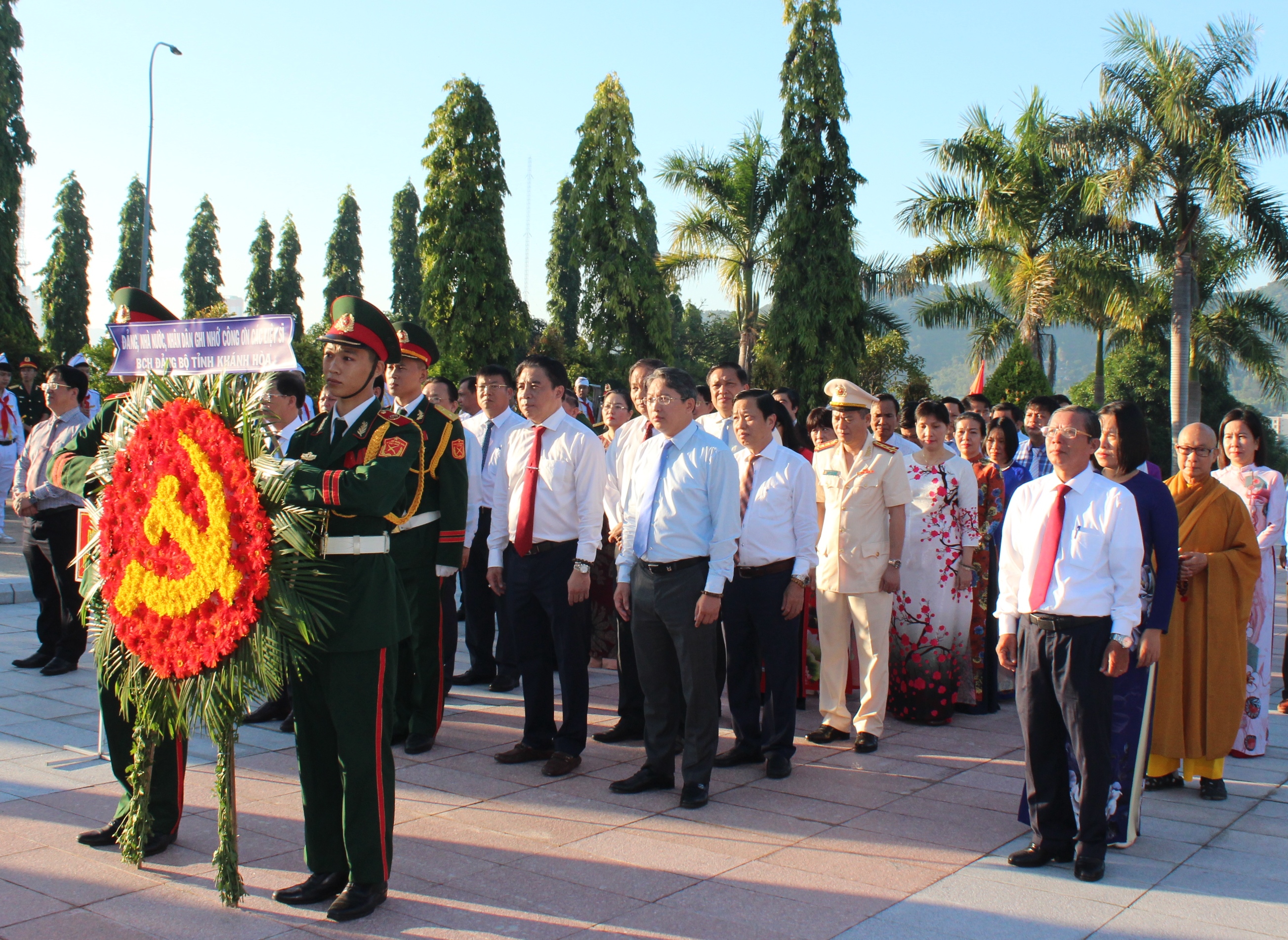 Lãnh đạo tỉnh Khánh Hòa đặt vòng hoa, dâng hương viếng Nghĩa trang liệt sĩ Hòn Dung